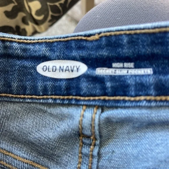 Old Navy High Rise Secret Slim Pockets Distressed Denim Shorts - Picture 8 of 8